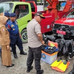 Kapolres Bojonegoro AKBP M. Budi Hendrawan meninjau sarana prasarana yang disiapkan guna menghadapi bencana alam.