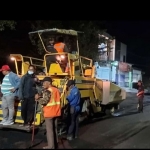 ILUSTRASI: Petugas Bina Marga DPUTR Gresik ketika mengerjakan perbaikan jalan kabupaten. foto: SYUHUD/ BANGSAONLINE