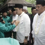 Ketua DPC PKB Nganjuk Ulum Bastomi saat mengalungkan bunga ke Novi selaku bakal calon Bupati Nganjuk berpasangan dengan Marhain Jumadi. foto: BAMBANG D J/ BANGSAONLINE