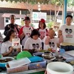 Relawan Komunitas Arek Blusukan Surabaya (Karebs) sarapan pagi sebelum melaksanakan aksi sosialisasi di Kampung Pecinan, Kapasan Dalam Surabaya. foto: istimewa