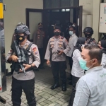 Sejumlah personel Brimob Polda Jatim dan Polresta Sidoarjo mengamankan vaksin Covid-19 yang akan dimasukkan ke dalam kantor dinkes setempat.