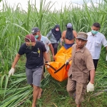 Petugas saat mengevakuasi jasad perempuan tanpa identitas untuk dibawa ke RS Bhayangkara Kediri. Foto: Ist.