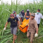 Petugas saat mengevakuasi jasad perempuan tanpa identitas untuk dibawa ke RS Bhayangkara Kediri. Foto: Ist.