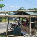 Deretan warung yang terkesan kumuh di Puspem Kabupaten Madiun.