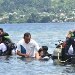 Mahasiswa menerima materi teknik bertahan hidup di laut dengan cara mengapung dan menunggu (uitemate) dilatihkan oleh Sertu Tomi.