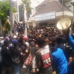 Para mahasiswa saat aksi di depan gedung dewan. (foto: TRIWIYOGA/ BANGSAONLINE)