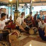 Para musisi cilik saat berlatih di aula Dinas Budaya dan Pariwisata jelang helatan Jazz Ijen.