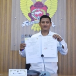 Wali Kota Kediri Abdullah Abu Bakar menunjukkan MoU yang telah ditandatangani dengan Ignasius Jonan. foto: ist.