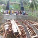 Kerangka besi jembatan Kali Klatak roboh pasca diterjang luapan air.