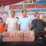 Kasatreskrim Polres Jombang, AKP Sukaca (baju biru) saat rilis pers.