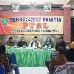 Wakil Bupati Sidoarjo, Subandi, saat bahas PTSL Desa Sidokepung. Foto: Ist