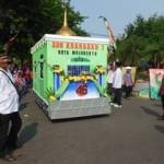 REPLIKA MASJID – Salah satu peserta Pawai Taaruf saat melintasi jalan protokol di Kota Mojokerto, Sabtu (25/10/2014). foto: rochmad aris/BangsaOnline