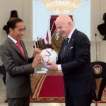 Presiden Joko Widodo menerima cendera mata berupa bola Al Rihla yang akan digunakan di Piala Dunia 2022 Qatar dari Presiden FIFA, Gianni Infantino di Istana Merdeka, Jakarta, Selasa (18/10/2022). Foto : Tangkapan Layar Youtube Sekretariat Presiden.