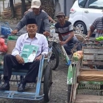 Abdul Hadi saat mendaftarkan diri sebagai bacawabup Jember dengan menggunakan sembilan becak di DPC PKB Jember.