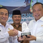 Anggota Komisi V DPR RI, Syafiuddin, saat bersama Direktur Meteorologi Maritim BMKG, Eko Prasetyo, dalam SLCN atau Sekolah Lapang Cuaca Nelayan di Bangkalan.