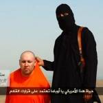 Militan ISIS berbicara di sebelah jurnalis Amerika Steven Sotloff dalam sebuah video yang diunggah ke media sosial pada 19 Agustus 2014. Militan mengatakan nyawa Sotloff bergantung kepada aksi yang dilakukan Amerika di Irak. Amerika masih meneliti keaslian video ini. REUTERS/Tempo