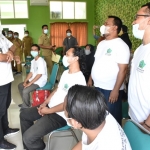 BINCANG: Bupati Ahmad Muhdlor berdialog dengan peserta pelatihan kerja di Kantor Kecamatan Gedangan, Senin (13/9/2021). foto: Kominfo Sidoarjo