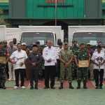 Wakil Bupati Tuban Joko Sarwono bersama Dandim 0811 dan jajaran forkopimda saat menyerahkan mobil truk operasional KDKMP di Tuban.