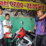 Kepala Disperdagin Kota Kediri, Moh. Ridwan, saat berada di salah satu bengkel. Foto: Ist