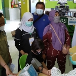 Koordinator AMP Disabilitas dan Covid-19 Kabupaten Kediri Sanusi (dua dari kiri), Ketua PDKK Umi Salamah, dan Kepala UPTD Puskesmas Wonorejo Kecamatan Ngadiluwih drg. Muchoiyaroh (paling kanan). (foto: MUJI HARJITA/BANGSAONLINE)