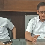 Arik, Korwil I Pendamping PKH (kanan) didampingi Agus, Korwil II pendamping PKH memberi keterangan pers terkait kedatangan Khofifah dalam rapat koordinasi PKS se-Jatim di Trawas, Mojokerto. Foto: DIDI R/BANGSAONLINE