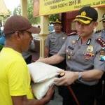 TERIMA - Salah satu abang becak yang biasa mangkal di seputaran kota menerima zakat fitrah dari Kapolres Bojonegoro, AKBP Hendri Fiuser. Foto: eky nurhadi/BANGSAONLINE