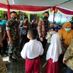 Dandim Tuban saat meninjau giat vaksinasi Covid-19 untuk anak usia 6-11 tahun.