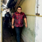 Pj Wali Kota Mojokerto Ali Kuncoro saat blusukan melewati gang-gang sempit untuk mengunjungi rumah anak disabilitas.