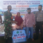 Pembagian BLT-DD tahap III di Balai Desa Sanatengah, Kecamatan Pasean, Kabupaten Pamekasan. 