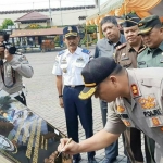 Kapolres Malang AKBP Yade Setiawan Ujung menandatangani pencanangan Zona Integritas WBBK dan WBBM.