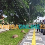 Aksi demo yang digelar LSM Ratu di Kantor Bupati Kediri. Foto: MUJI HARJITA/BANGSAONLINE