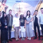 Endah Hari Utari bersama artis dan nominator ADI 2017 saat jumpa pers di Hotel Ibis Style Malang, Rabu (06/12). foto: IWAN IRAWAN/ BANGSAONLINE