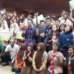 BANGGA: Para juara dan peserta lomba menulis esai, lomba foto jurnalistik dan foto Selfie/wifie pose bersama Ketua DPRD Sidoarjo H Sullamul Hadi Nurmawan dan fotografer senior Yuyung Abdi, di Gedung DPRD Sidoarjo, Jumat (25/11). foto istimewa