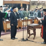 Ketua PN Andreas Purwantyo Setiadi mengambil sumpah jabatan H. Ahmad Nurhamim sebagai Ketua DPRD Gresik periode 2014-2019.