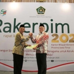 Kakanwil Kemenag Jatim Ahmad Zayadi bersama Kabag TU Kemenag Jatim Moch. Amin Mahfud.