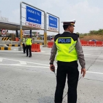 Petugas ketika hendak menghentikan mobil yang melanggar batas kecepatan di exit tol Waru Gunung.