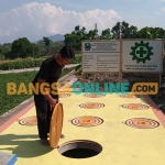 Ketua KSM Agung Lestari saat meninjau hasil akhir septic tank komunal. Foto: HENDRO SUHARTONO/BANGSAONLINE