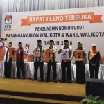 Ketiga pasangan calon wali kota saat pengambilan nomor urut.