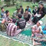 Abah Choir (pakai jubah hitam) saat memberikan tausiyah pada santrinya, yang mayoritas orang-orang gila. foto: EKY NURHADI/ BANGSAONLINE