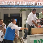 Perwakilan DRPM ITS, Ika ITS, dan YMI ITS saat melakukan proses pemuatan barang yang akan disalurkan ke daerah pascabencana di Aceh Tamiang. (Ist)