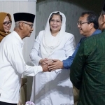 
Pj Wali Kota Kediri Zanariah saat mengunjungi KH. Anwar Iskandar, Pengasuh Ponpes Al-Amien Kota Kediri yang juga Ketua Umum MUI. (Ist). 