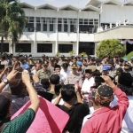 Puluhan santri yang mengatasnamakan dirinya Aliansi Santri Jember (ASJ) melakukan aksi unjuk rasa di depan Kantor Pemkab.