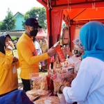 Bupati Lindra sedang membeli produk siswa di salah satu stan.