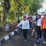 Bupati dan Wabup Lamongan menunjukkan kondisi taman yang kurang baik di Jalan Veteran Lamongan. (foto: nurqomar/ BANGSAONLINE)