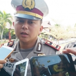 Kasatlantas Polres Bangkalan AKP Mohamad Ardi Wibowo didampingi Kasubbag Humas Iptu Suyitno saat menjelaskan soal penutupan jembatan Suramadu pada tanggal 22 September 2019 mendatang.