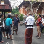 Ketua Adat Desa (Bendesa) Pinge, Denayase Made (67) menjelaskan bangunan di Desa Wisata. foto: ist