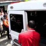 Mayat perempuan saat dibawa untuk diotopsi. foto: suarasurabaya.net