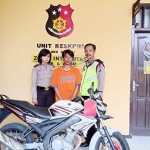 Tersangka dengan barang bukti berupa sebuah sepeda motor.