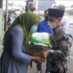 H. Muhammad Al Barra (Gus Bara) saat memberikan bantuan beras dan mie instan kepada para pedagang kaki lima di Kecamatan Sooko, Mojokerto, Sabtu (17/7/2021). foto: Rochmat Saiful Aris/ Bangsaonline.com