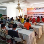 Suasana kegiatan sosialisasi pemantau pemilu.